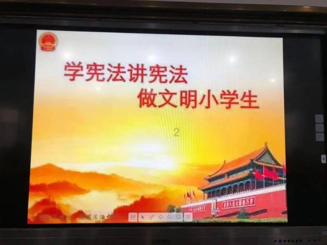 妈妈给书桌安监控为监督儿子写作业，这样做对孩子学习是否有很大的压力？游戏画面