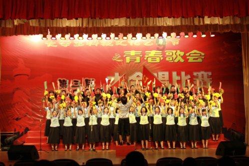 辛巴复出设人墙封路导致交通拥堵，一个网红哪来这么大的“排面”？