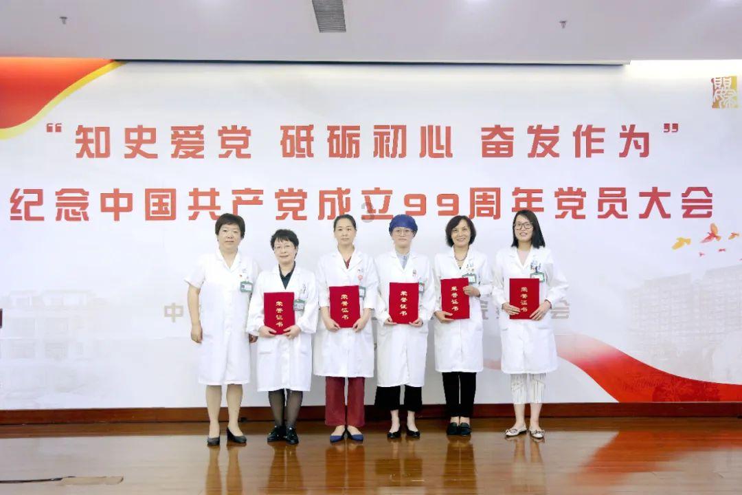 夏季的时尚女孩