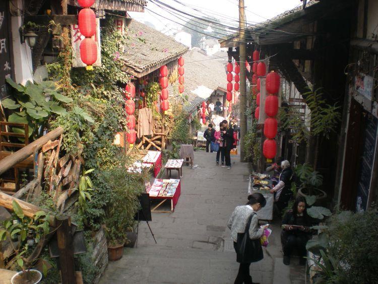 小伙两天没出卧室门家人报警 消防员破门 发现正带着耳机睡觉