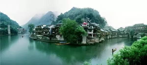 同治年间,俩乞丐街头耍“人面蛇”,真相令人胆寒:此非蛇而是人