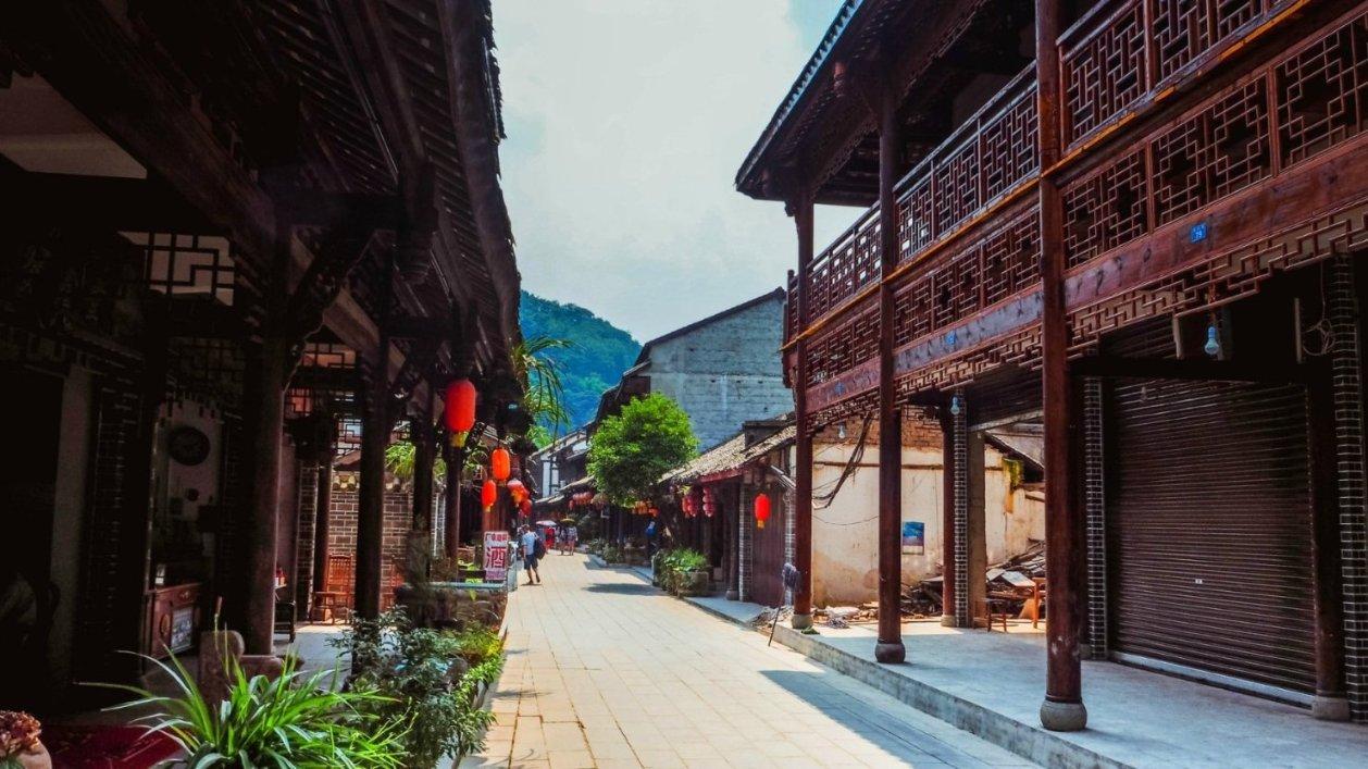 巴黎时装周:国内明星齐露怯,周杰伦似暴发户,朱一龙造型拉胯
